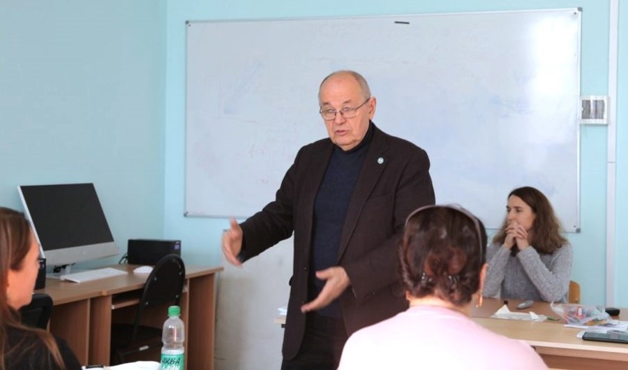 Лекцию ведёт Валерий Мозолевский