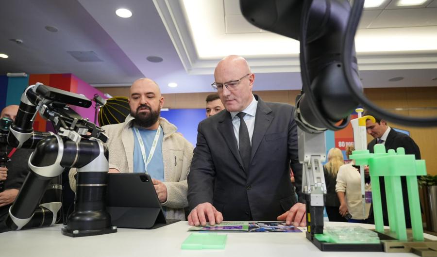 Дмитрий Чернышенко посетил Форум будущих технологий: какие разработки представили участники